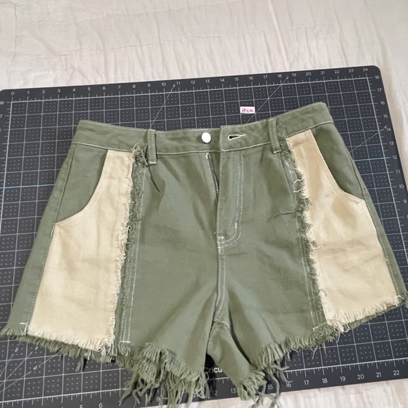 Cute on trend color block shorts with distressed edge - Picture 1 of 3